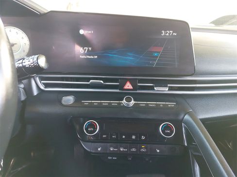Used 2022 Hyundai Elantra Limited w/ Preferred Accessory Package image 19