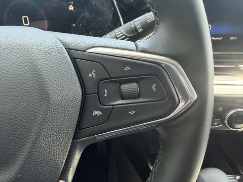 Used 2025 Chevrolet Trax LT w/ LT Convenience Package FWD image 24