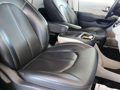 Used 2021 Chrysler Voyager Lxi image 33