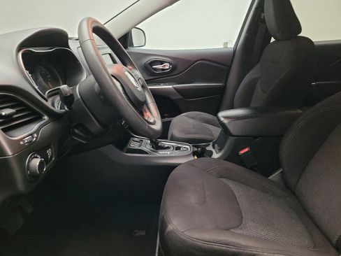 Used 2021 Jeep Cherokee Latitude FWD image 17
