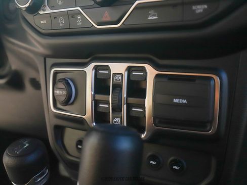 Used 2023 Jeep Gladiator Sport image 30