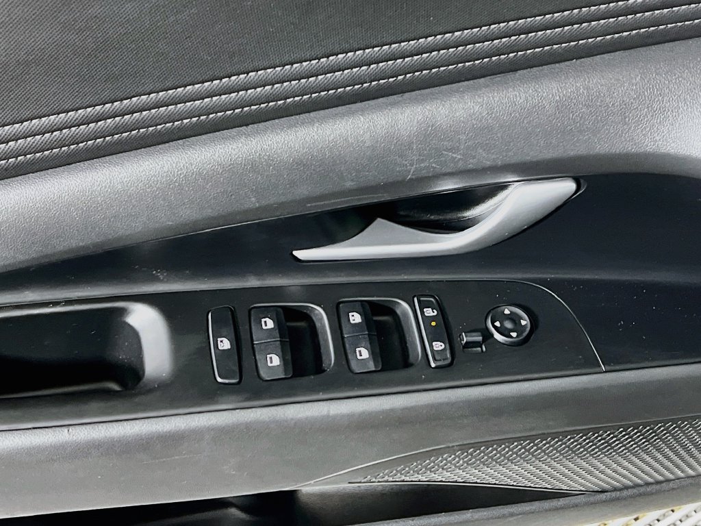 Used 2025 Hyundai Elantra Limited FWD image 17