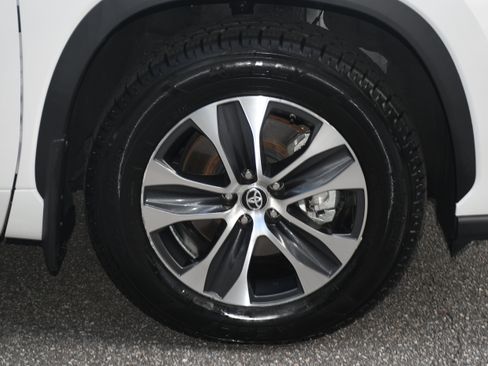 Certified 2024 Toyota Highlander XLE image 22