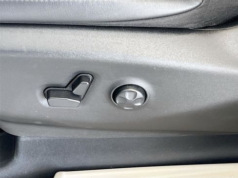 Used 2024 Chrysler Pacifica Touring-L image 20