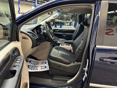 Used 2015 Chrysler Town & Country Touring FWD image 17