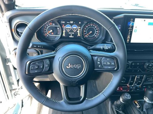 Used 2025 Jeep Gladiator Mojave AWD/4WD image 16