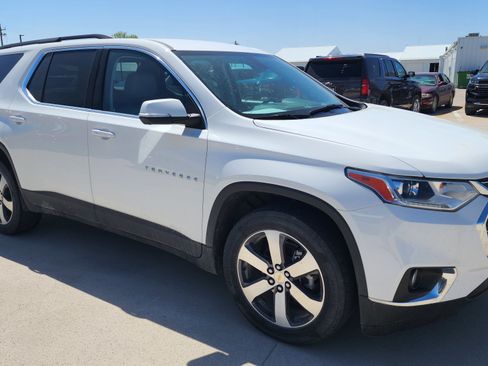 Used 2021 Chevrolet Traverse LT w/ LT Premium Package AWD/4WD image 3