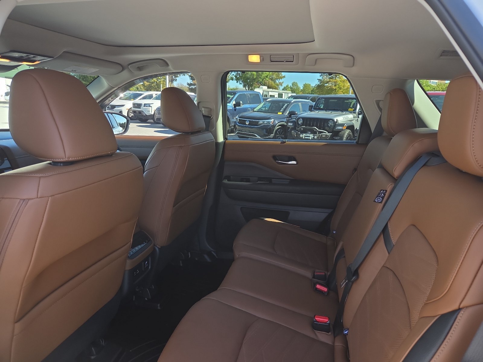 Used 2025 Nissan Pathfinder Platinum w/ Cargo Package AWD/4WD image 10
