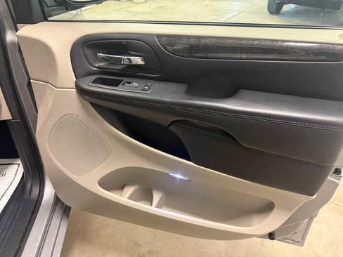 Used 2015 Dodge Grand Caravan SXT FWD image 26
