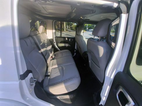 Used 2021 Jeep Wrangler Unlimited Sahara image 30