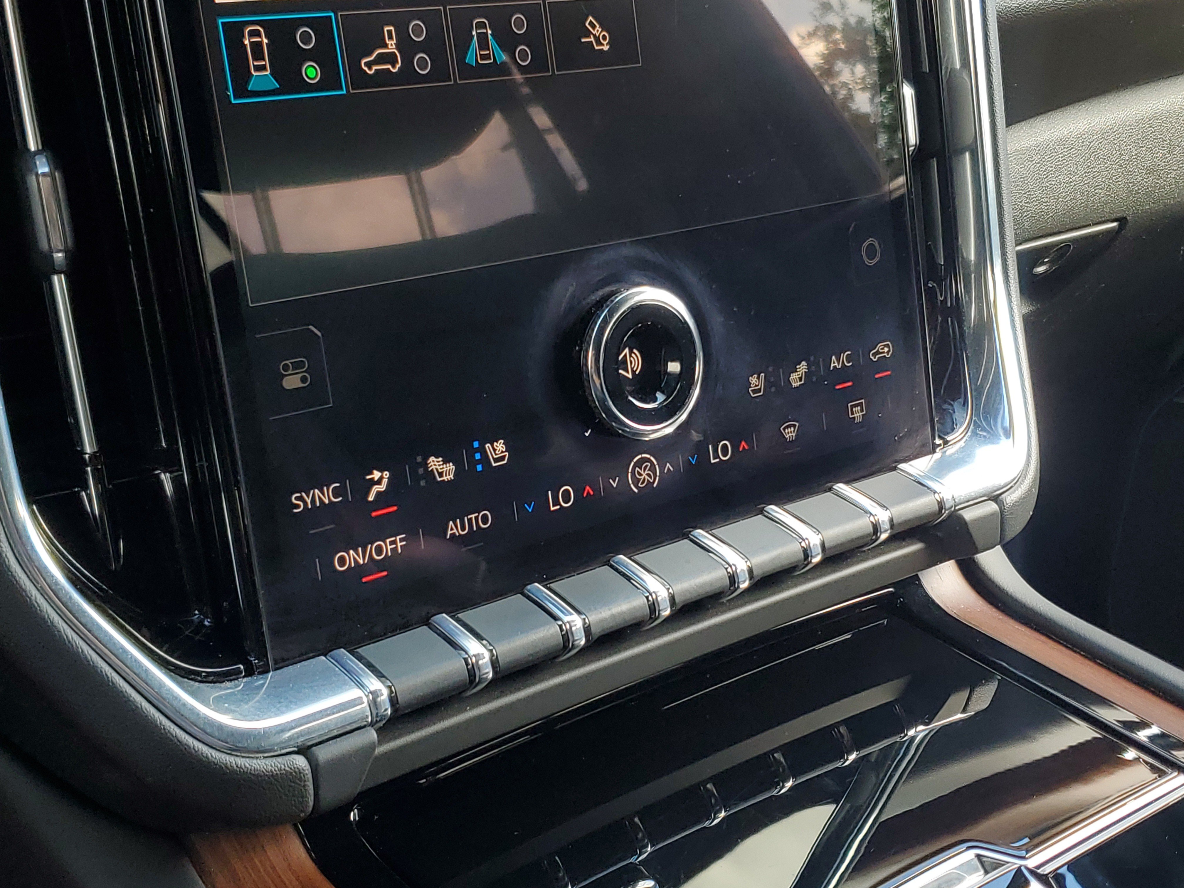 Used 2025 GMC Yukon XL Denali AWD/4WD image 31