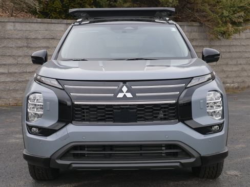 Used 2025 Mitsubishi Outlander AWD image 2