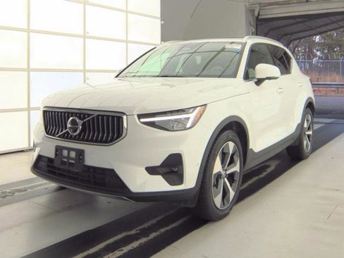 Used 2025 Volvo XC40 B5 Plus image 1