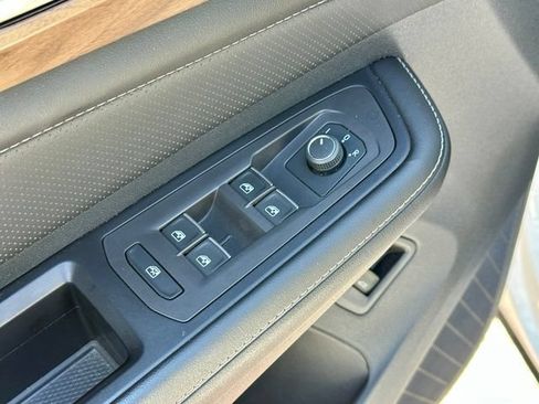 Used 2024 Volkswagen Atlas SE w/ Panoramic Sunroof Package FWD image 11