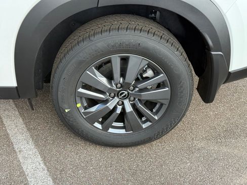 New 2025 Nissan Pathfinder SV image 10