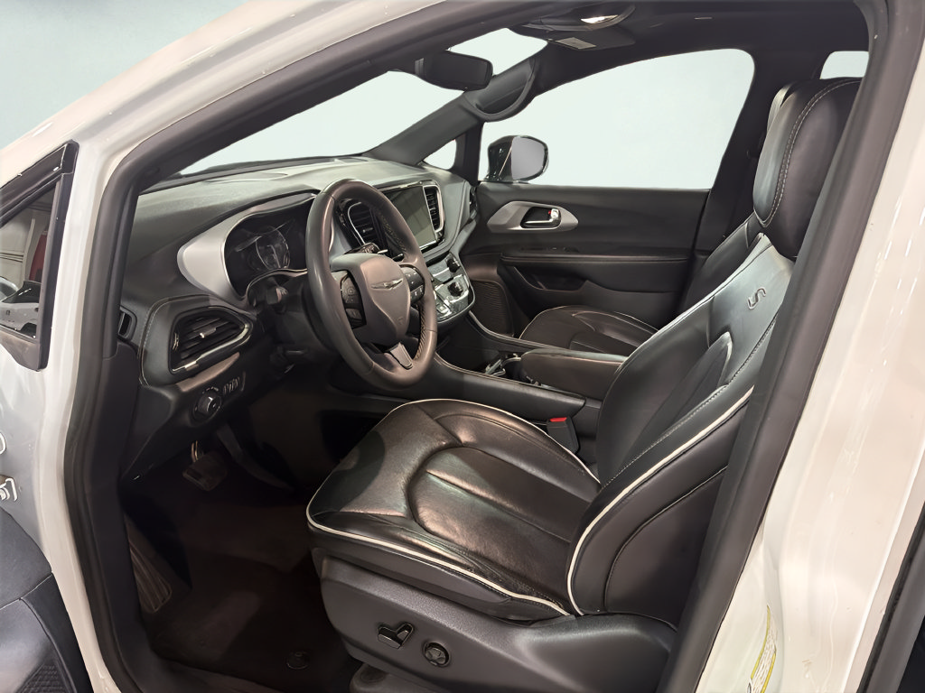 Used 2025 Chrysler Pacifica Limited FWD image 16