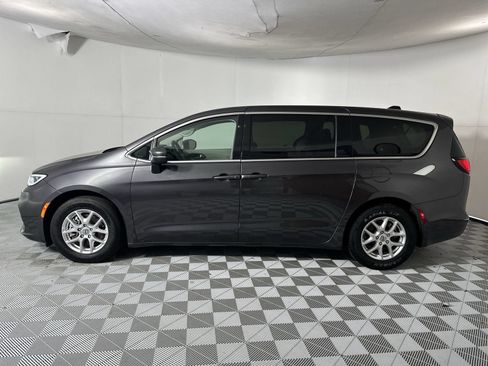 Used 2023 Chrysler Pacifica Touring-L FWD image 5