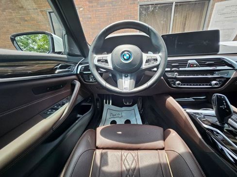 Used 2022 BMW 530e xDrive w/ Premium Package AWD/4WD image 3