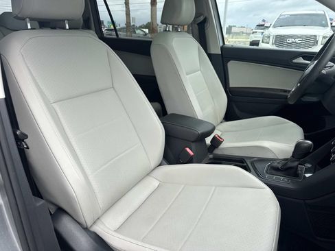 Used 2021 Volkswagen Tiguan SE w/ Panoramic Sunroof Package FWD image 11