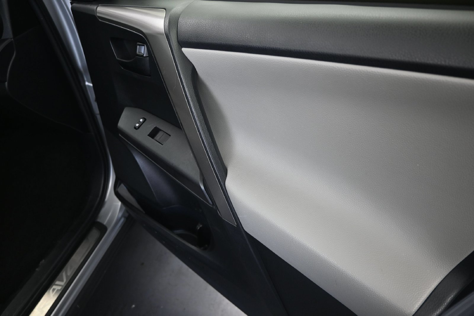 Used 2018 Toyota RAV4 LE FWD image 23