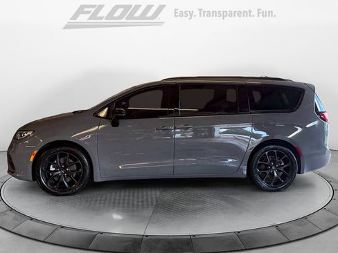 Used 2025 Chrysler Pacifica Limited FWD image 5