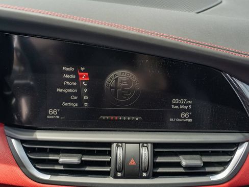 Used 2018 Alfa Romeo Giulia Quadrifoglio RWD image 26