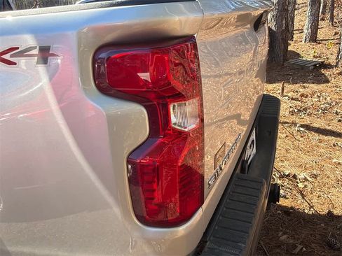 Used 2022 Chevrolet Silverado 2500 Custom w/ Custom Value Package image 11