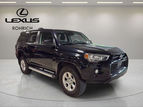 Used 2022 Toyota 4Runner SR5 AWD/4WD image 4