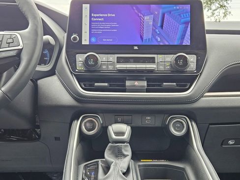 Used 2025 Toyota Grand Highlander AWD image 16