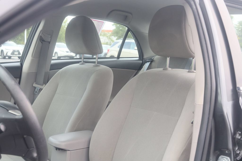 Used 2013 Toyota Corolla LE FWD image 18