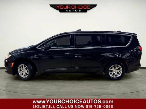 Used 2017 Chrysler Pacifica Touring FWD image 2