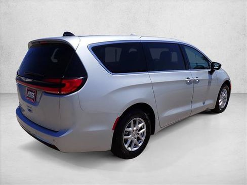 Used 2024 Chrysler Pacifica Touring-L FWD image 4