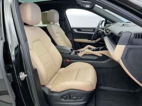 Used 2025 Porsche Cayenne Coupe image 23