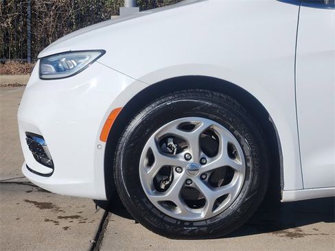 Used 2022 Chrysler Pacifica Limited image 8