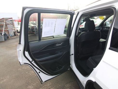 Used 2023 Jeep Grand Cherokee Laredo w/ Luxury Tech Group I AWD/4WD image 13