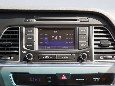 Used 2015 Hyundai Sonata SE w/ Option Group 09 FWD image 10