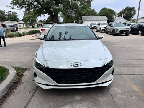 Used 2021 Hyundai Elantra SEL FWD image 3