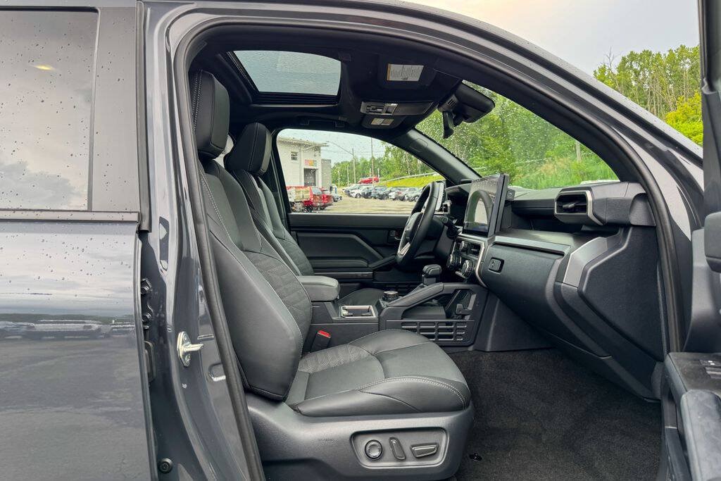 Used 2025 Toyota 4Runner 4WD image 11