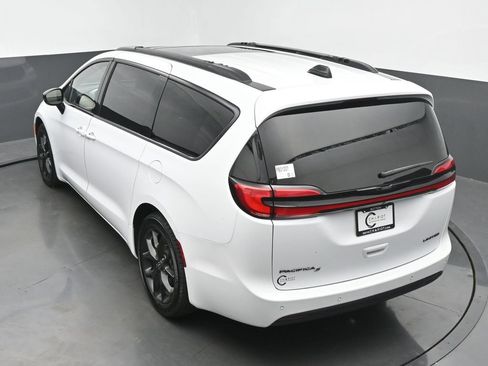 Used 2025 Chrysler Pacifica Limited FWD image 45