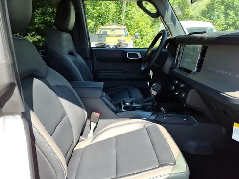 New 2026 Ford Bronco Outer Banks w/ Black Appearance Package AWD/4WD image 9