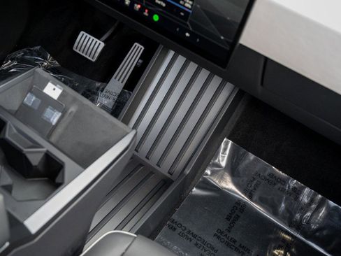 Used 2024 Tesla Cybertruck AWD Crew Cab image 23