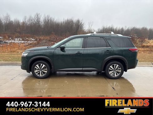 Used 2024 Nissan Pathfinder SL image 2