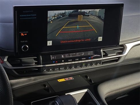 Used 2025 Toyota Sienna Limited image 22