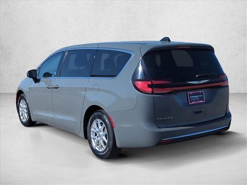 Used 2023 Chrysler Pacifica Touring-L image 10