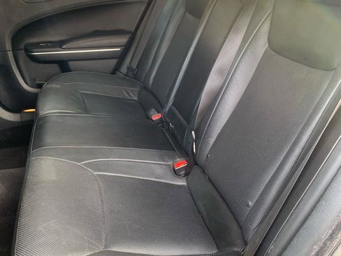 Used 2018 Chrysler 300 Limited RWD image 8