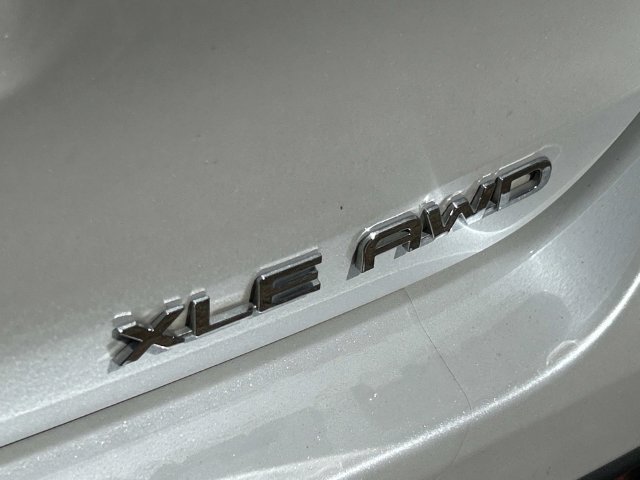 Used 2023 Toyota Highlander XLE AWD/4WD image 9