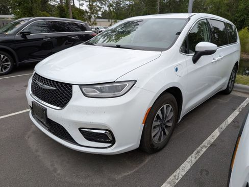 Used 2023 Chrysler Pacifica Touring-L FWD image 5