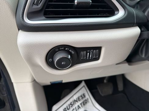 Used 2023 Chrysler Pacifica Touring-L FWD image 25