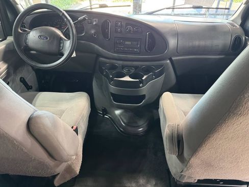 Used 2006 Ford E-350 and Econoline 350 XL RWD image 18