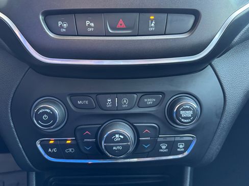 Used 2019 Jeep Cherokee Trailhawk AWD/4WD image 13